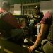 Agentes con chalecos de la DIDAE custodian a un hombre con el rostro difuminado en la parte trasera de una patrulla.