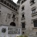 Fachada del Ministerio de Gobernación, con ventanas ornamentadas y un rótulo con el nombre de la institución en primer plano.