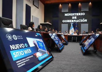 Participantes reunidos en una sala del Ministerio de Gobernación, con pantallas que anuncian el nuevo sitio web de la UPCV.