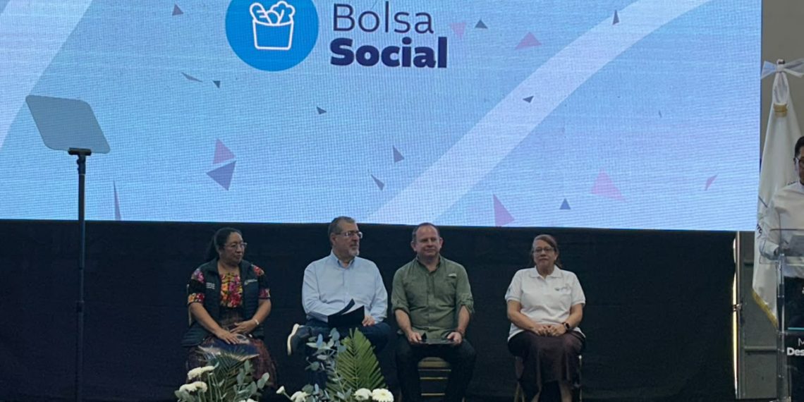 Presidente Bernardo Arévalo y otros participantes sentados en un escenario frente a una pantalla con el nombre del programa Bolsa Social.