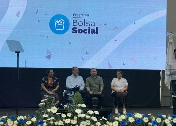 Presidente Bernardo Arévalo y otros participantes sentados en un escenario frente a una pantalla con el nombre del programa Bolsa Social.