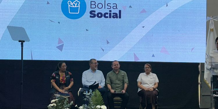 Presidente Bernardo Arévalo y otros participantes sentados en un escenario frente a una pantalla con el nombre del programa Bolsa Social.