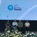 Presidente Bernardo Arévalo y otros participantes sentados en un escenario frente a una pantalla con el nombre del programa Bolsa Social.