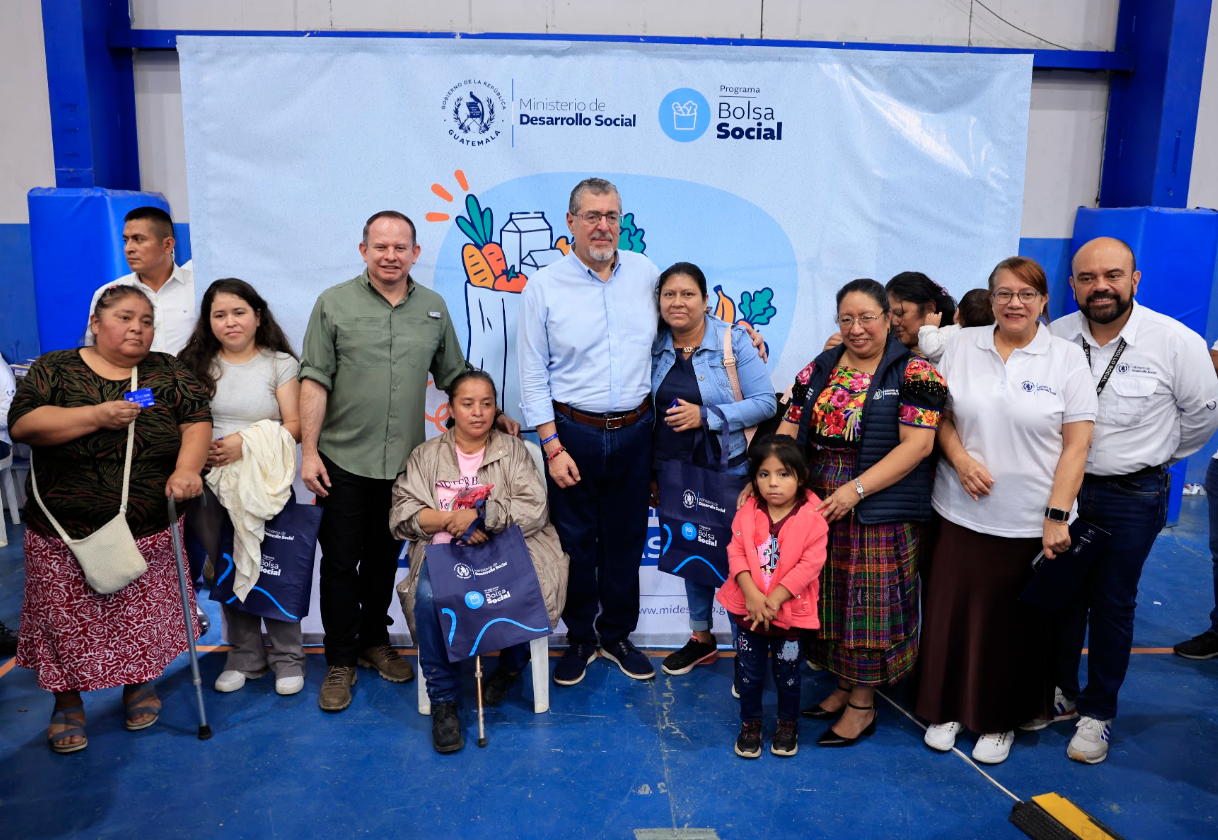 Beneficiarias y una niña posan junto al presidente Bernardo Arévalo, el ministro Abelardo Pinto y personal del Mides frente a una manta de Bolsa Social.
