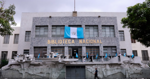 El libro más antiguo de la biblioteca nacional de Guatemala / Foto: Analí Camey