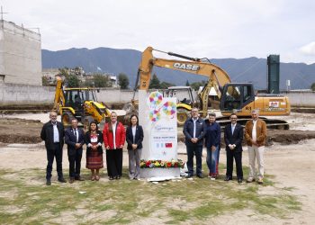 Presidente y primera dama participan en la colocación de la primera piedra de la reposición de la residencia “Nidia Martínez”