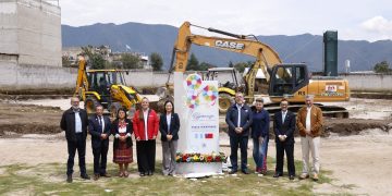 Presidente y primera dama participan en la colocación de la primera piedra de la reposición de la residencia “Nidia Martínez”