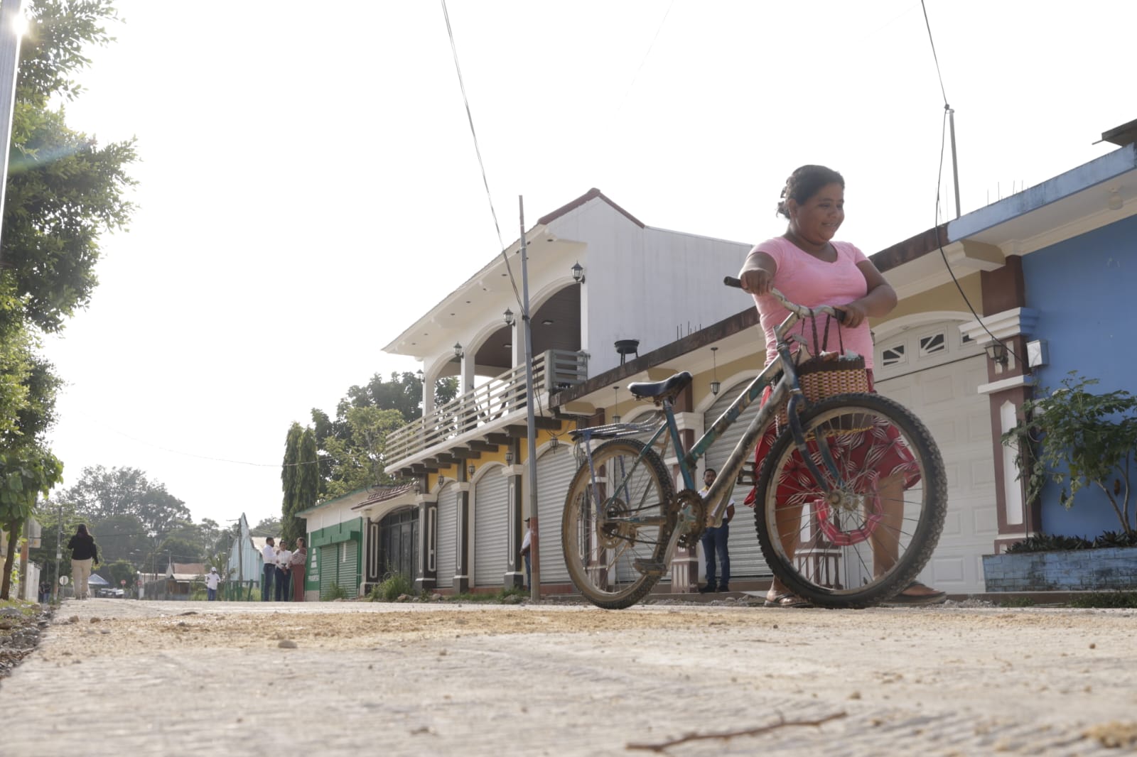 Presidente Arévalo supervisa proyectos viales en Las Cruces, Petén