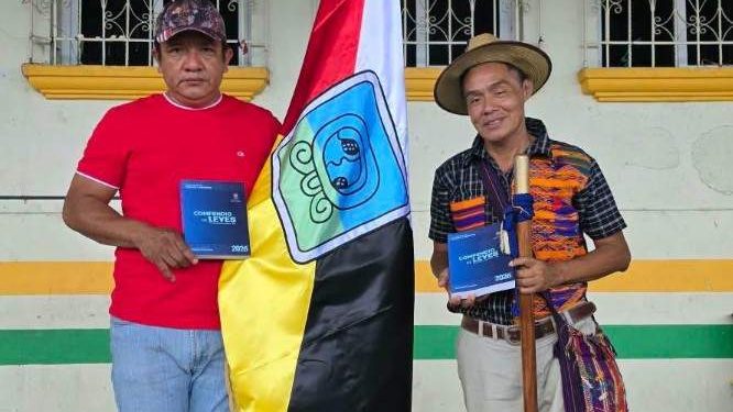 Martín Eliseo Gómez Jut (d) fue electo como representante titular del Pueblo Maya K’iche’ ante el Codede de Retalhuleu; José Luis Damián Cuxevá (i) fue designado como suplente. / Foto: Gobernación Departamental de Retalhuleu.