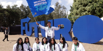 Más de mil jóvenes han recibido el programa de Becas por Nuestro Futuro. / Foto: archivo.