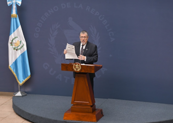 Presidente celebra reducción de precios en los combustibles./Foto: Álvaro Interiano.