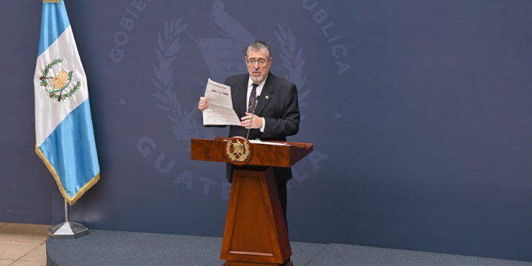 Presidente celebra reducción de precios en los combustibles./Foto: Álvaro Interiano.