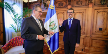 Presidente Arévalo juramenta a nuevas autoridades Banguat y Superintendencia de Bancos