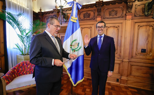 Presidente Arévalo juramenta a nuevas autoridades Banguat y Superintendencia de Bancos