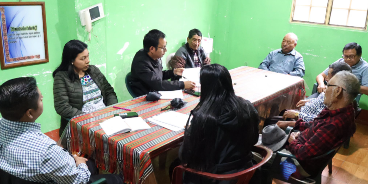 ALMG estudia palabras en desuso del idioma chalchiteko./Foto: ALMG.
