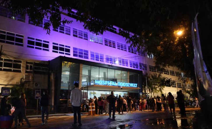 El Hospital Roosevelt se iluminó de rosa por primera vez como parte de un homenaje a la memoria y legado de Vivian Floridalma Peralta