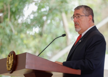 Presidente Arévalo reafirma meta de fortalecer el sistema de salud. / Foto: Gilber García.