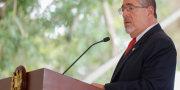 Presidente Arévalo reafirma meta de fortalecer el sistema de salud. / Foto: Gilber García.