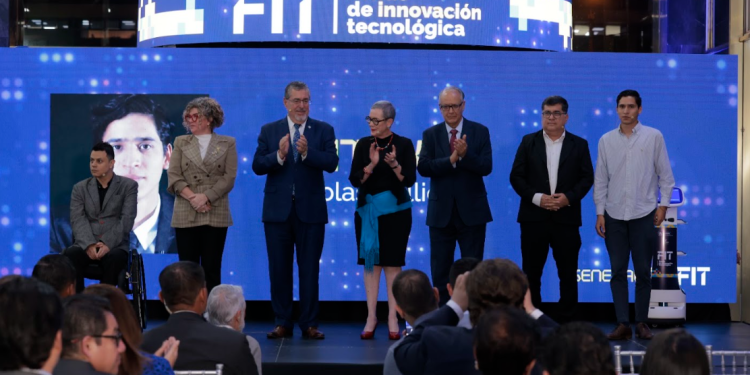 Presidente Arévalo resalta créditos para impulsar tecnología en pequeñas empresas