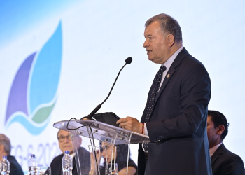 Representante del MEM habla ante un micrófono desde un atril transparente durante la presentación de la PEG-6-2026.