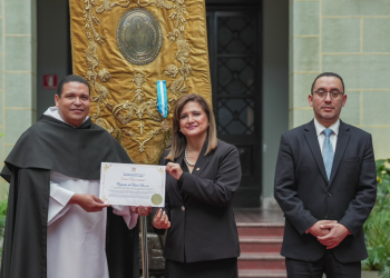 Otorgan Orden Vicepresidencial a la Cofradía del Santo Rosario