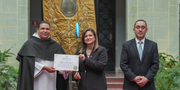 Otorgan Orden Vicepresidencial a la Cofradía del Santo Rosario
