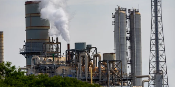 Fotografía de archivo de una refinería en EEUU. EFE
