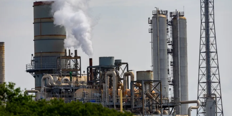 Fotografía de archivo de una refinería en EEUU. EFE