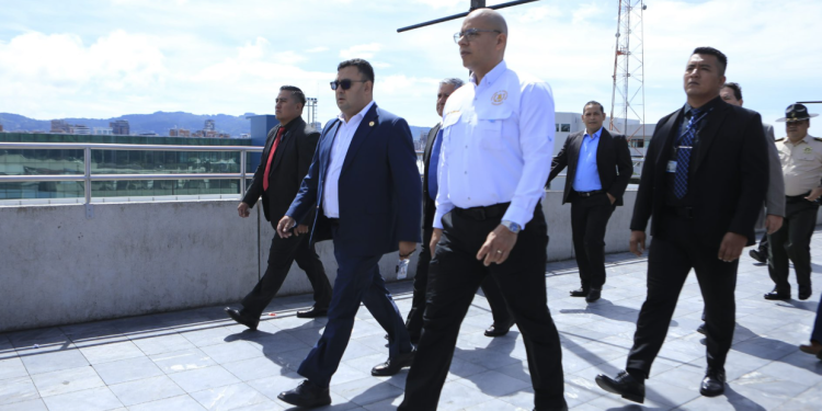 Autoridades verifican avances en infraestructura y seguridad del Aeropuerto La Aurora