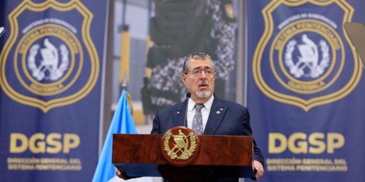 Presidente Bernardo Arévalo en graduación de nuevos guardias penitenciarios.