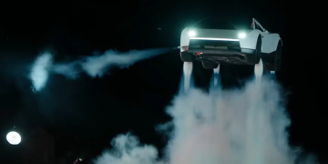 Captura de video tomada de la cuenta en X @Tesla de la empresa Tesla en la que se ve la nueva generación de su deportivo eléctrico Roadster. EFE