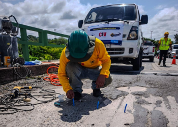 Rellenan fisuras en el puente Río Dulce./Foto: Caminos.