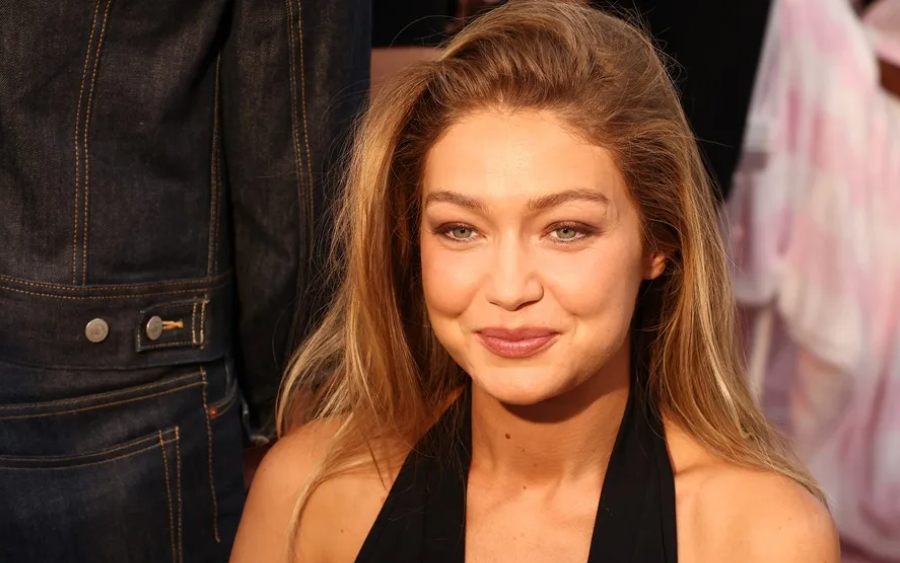La modelo estadounidense Gigi Hadid posa este domingo, durante la sesión de peluquería y maquillaje previa al desfile de Victoria’s Secret Fashion Show 2026, en Los Ángeles (EE.UU.). EFE/