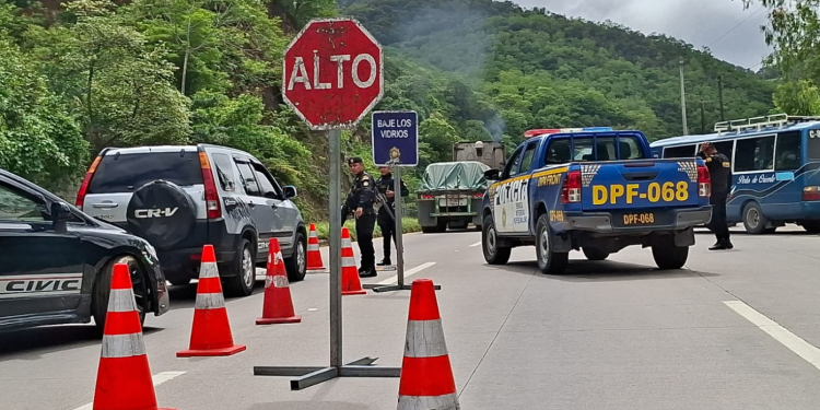 La Unidad Móvil de Interdicción Táctica de la PNC realiza operativos de seguridad en ruta al Atlántico