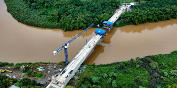 Avanza fase estructural del puente que conecta la La Blanca y Ocós./Foto: CIV.