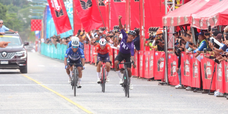 Vuelta a Guatemala 2026: Johan Rubio gana la primera etapa y toma el liderato