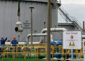 Imagen de archivo de una refinería. EFE