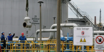 Imagen de archivo de una refinería. EFE