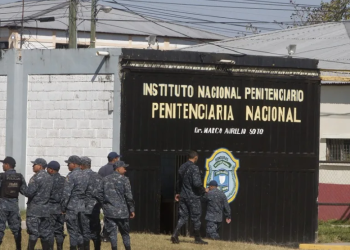 Fotografía de archivo de militares y miembros de la guardia penitenciaria que vigilan una cárcel en Honduras. EFE
