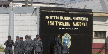 Fotografía de archivo de militares y miembros de la guardia penitenciaria que vigilan una cárcel en Honduras. EFE