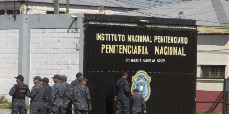 Fotografía de archivo de militares y miembros de la guardia penitenciaria que vigilan una cárcel en Honduras. EFE