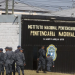 Fotografía de archivo de militares y miembros de la guardia penitenciaria que vigilan una cárcel en Honduras. EFE