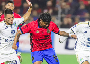 Municipal vence 3-1 a Comunicaciones con doblete del Flaco Martínez en el Clásico 339