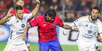 Municipal vence 3-1 a Comunicaciones con doblete del Flaco Martínez en el Clásico 339