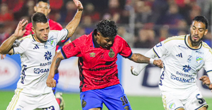 Municipal vence 3-1 a Comunicaciones con doblete del Flaco Martínez en el Clásico 339