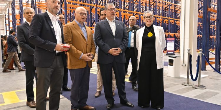 Presidente Bernardo Arévalo supervisa complejo de Suministros & Alimentos./Foto: Álvaro Interiano.