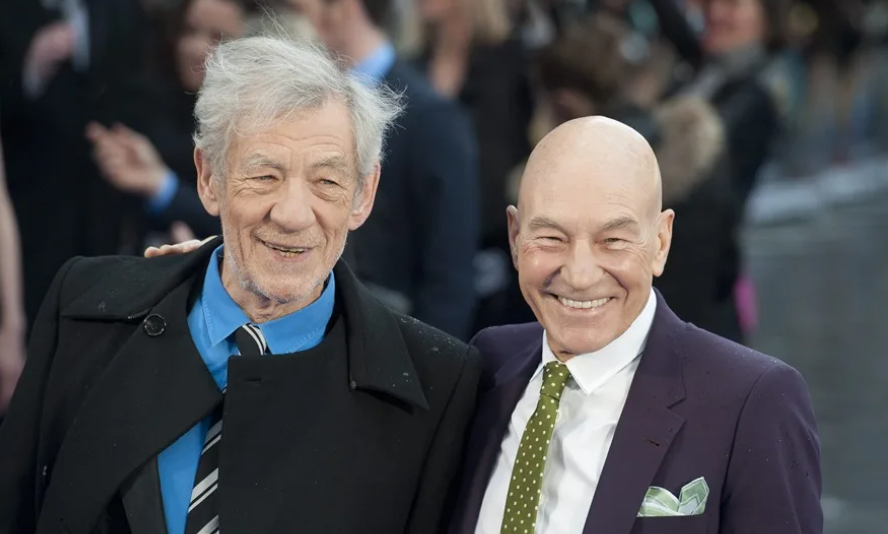 Fotografía de archivo del fallecido actor británico Patrick Stewart (d), junto a su colega Ian McKellen (i). EFE