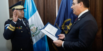 Ri Q’atb’al Tzij rech Gobernación xuya utzijol ri k’ak’ taq k’amal b’e pa le PNC / Ministro de Gobernación anuncia nuevos nombramientos en la cúpula de la PNC