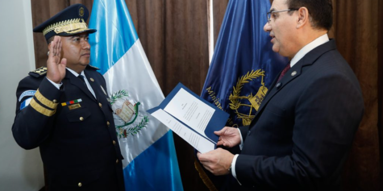 Ri Q’atb’al Tzij rech Gobernación xuya utzijol ri k’ak’ taq k’amal b’e pa le PNC / Ministro de Gobernación anuncia nuevos nombramientos en la cúpula de la PNC