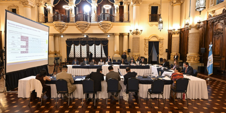 Vicepresidenta Karin Herrera participa en sesión de la Autoridad Migratoria Nacional